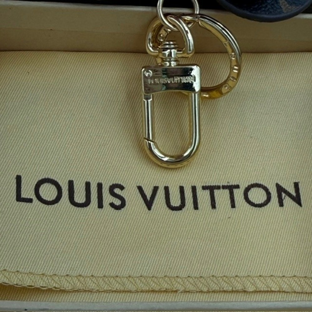 Louis Vuitton Monogram World Tour Minnie Mouse Charm and Key Holder - Picture 9 of 10